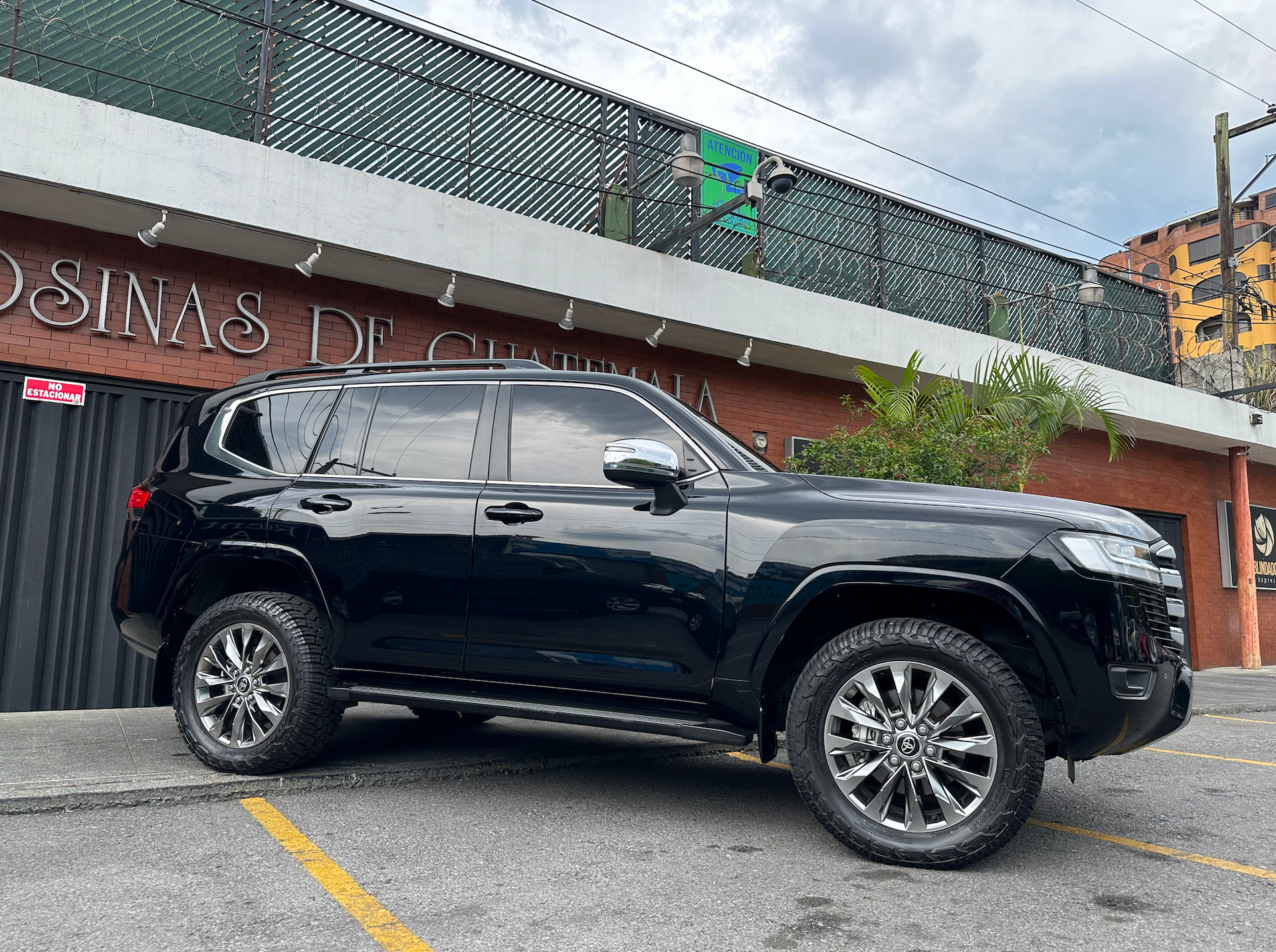 Toyota Land Cruiser blindada nivel 7 para transporte corporativo en Guatemala
