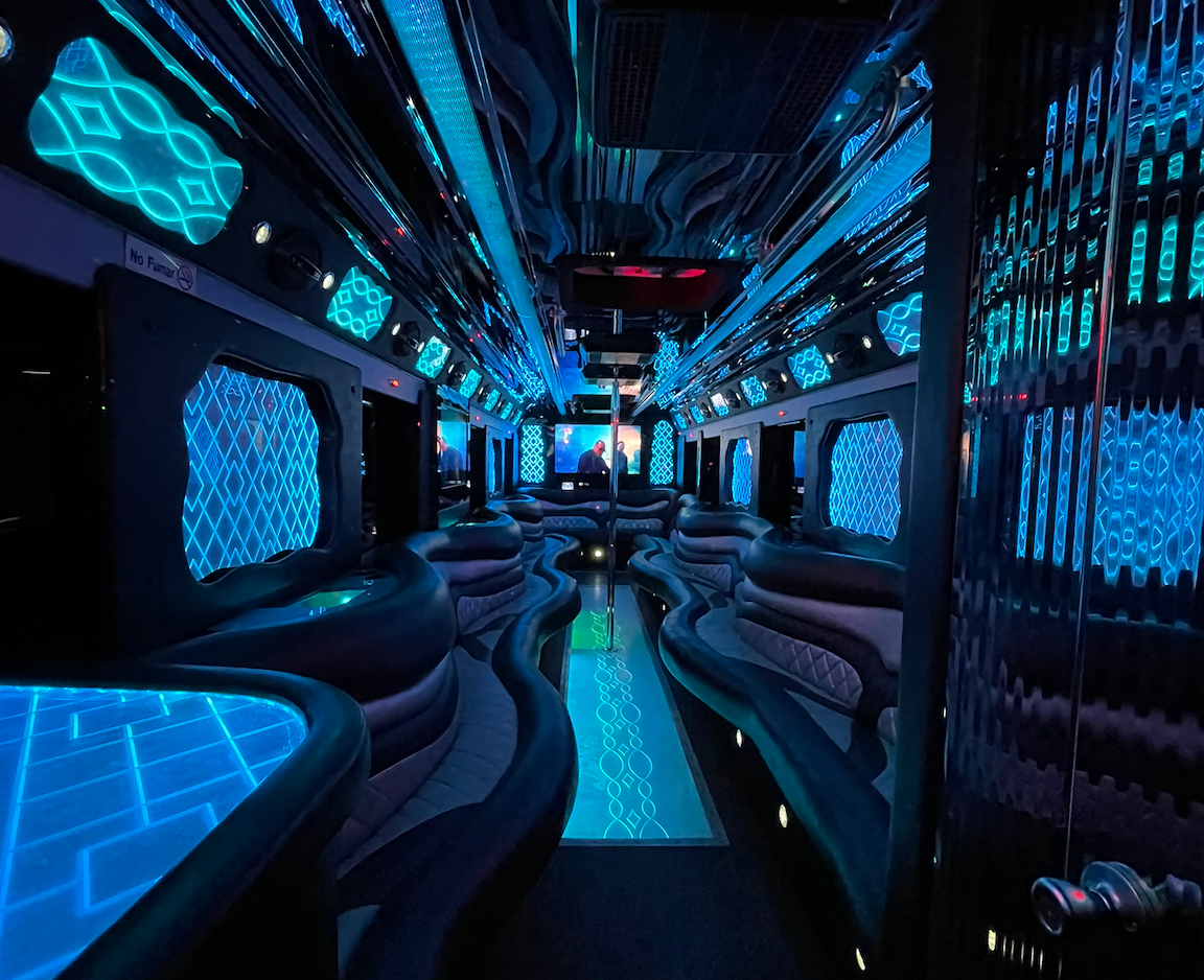 Interior del Party Monster con luces LED y pista de baile en Guatemala