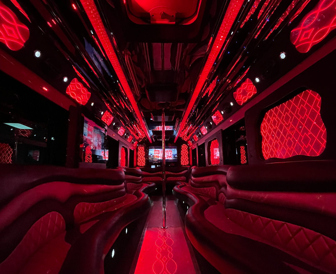 Interior del Party Monster con luces LED y pista de baile en Guatemala