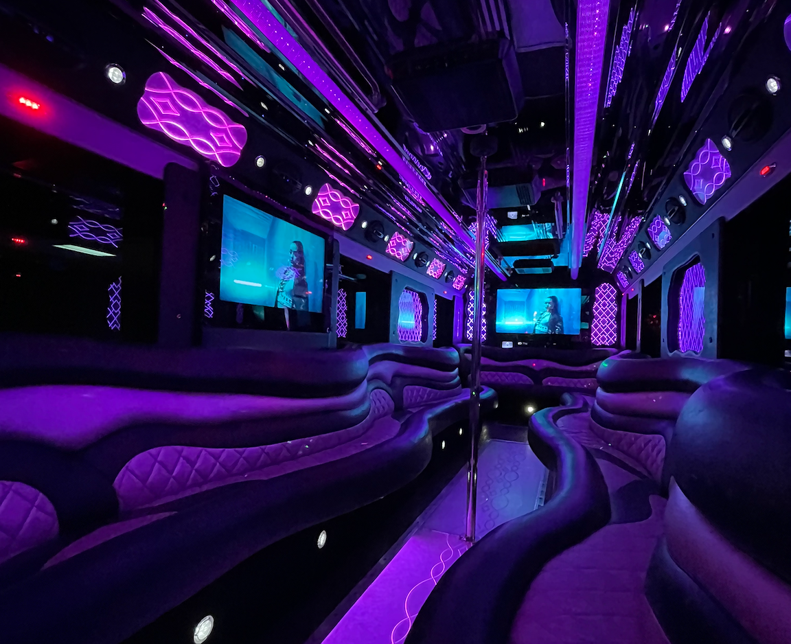 Interior del Party Monster con luces LED y pista de baile en Guatemala