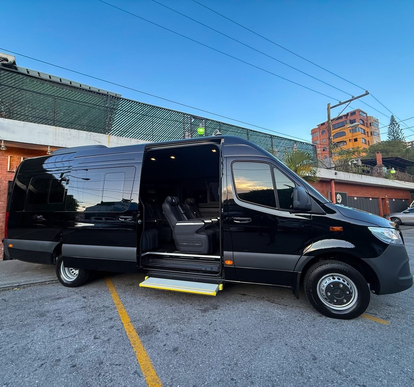Mercedes-Benz Sprinter 516 Business Class para transporte ejecutivo en Guatemala