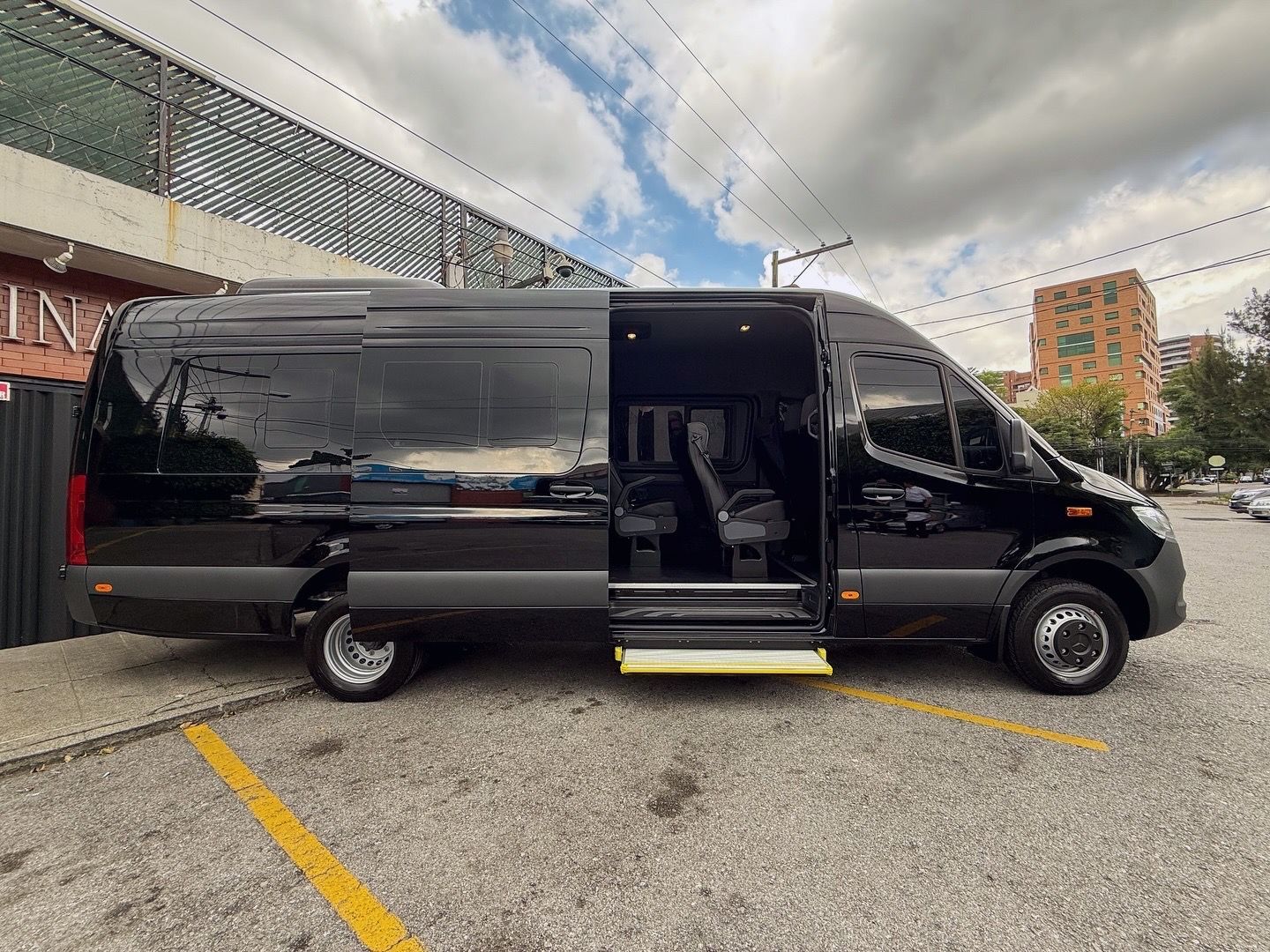 Mercedes-Benz Sprinter 516 Luxury para transporte de grupos en Guatemala