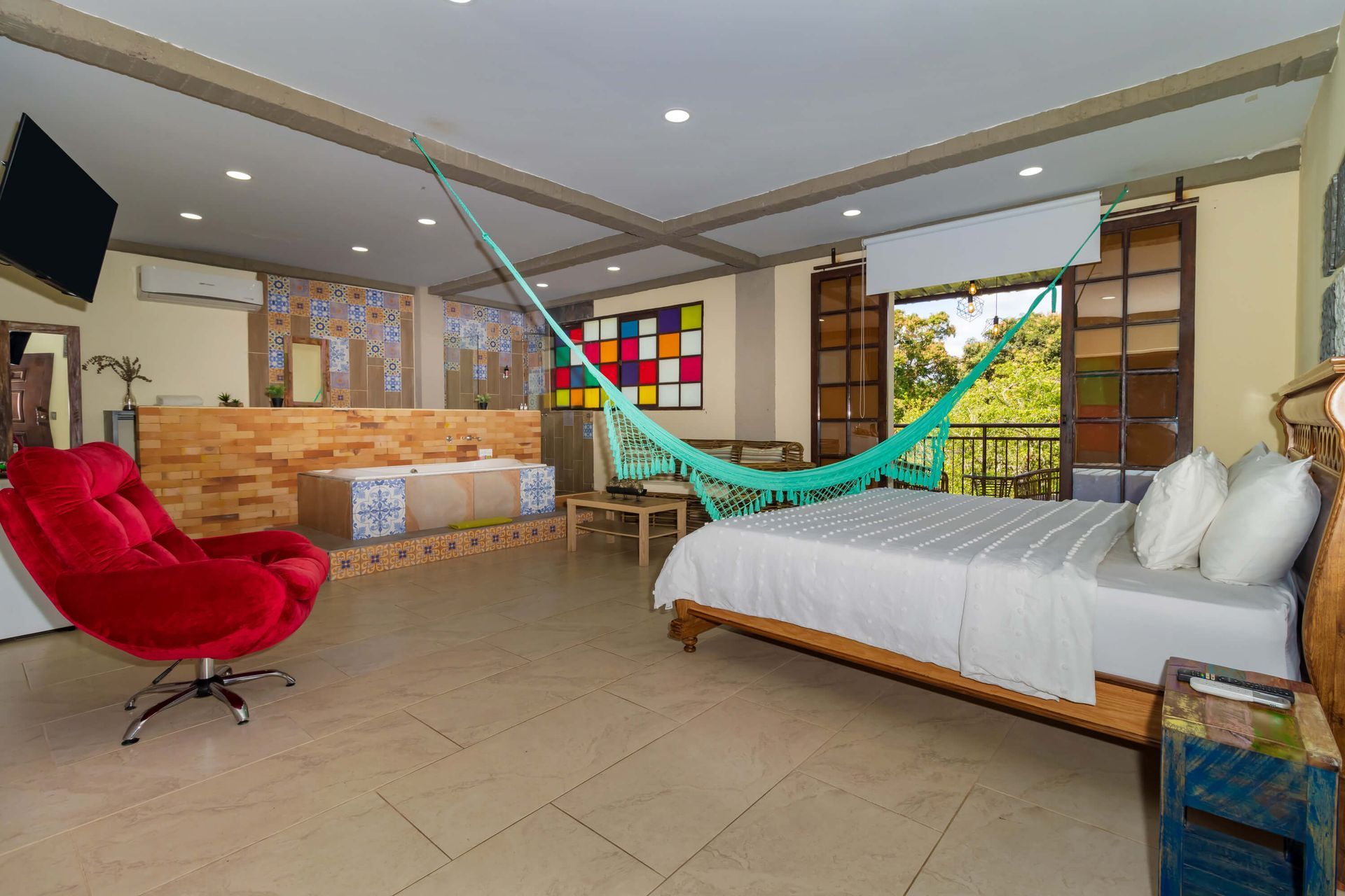 Habitación en hotel en Villavicencio con diseño cálido y vista a la naturaleza.