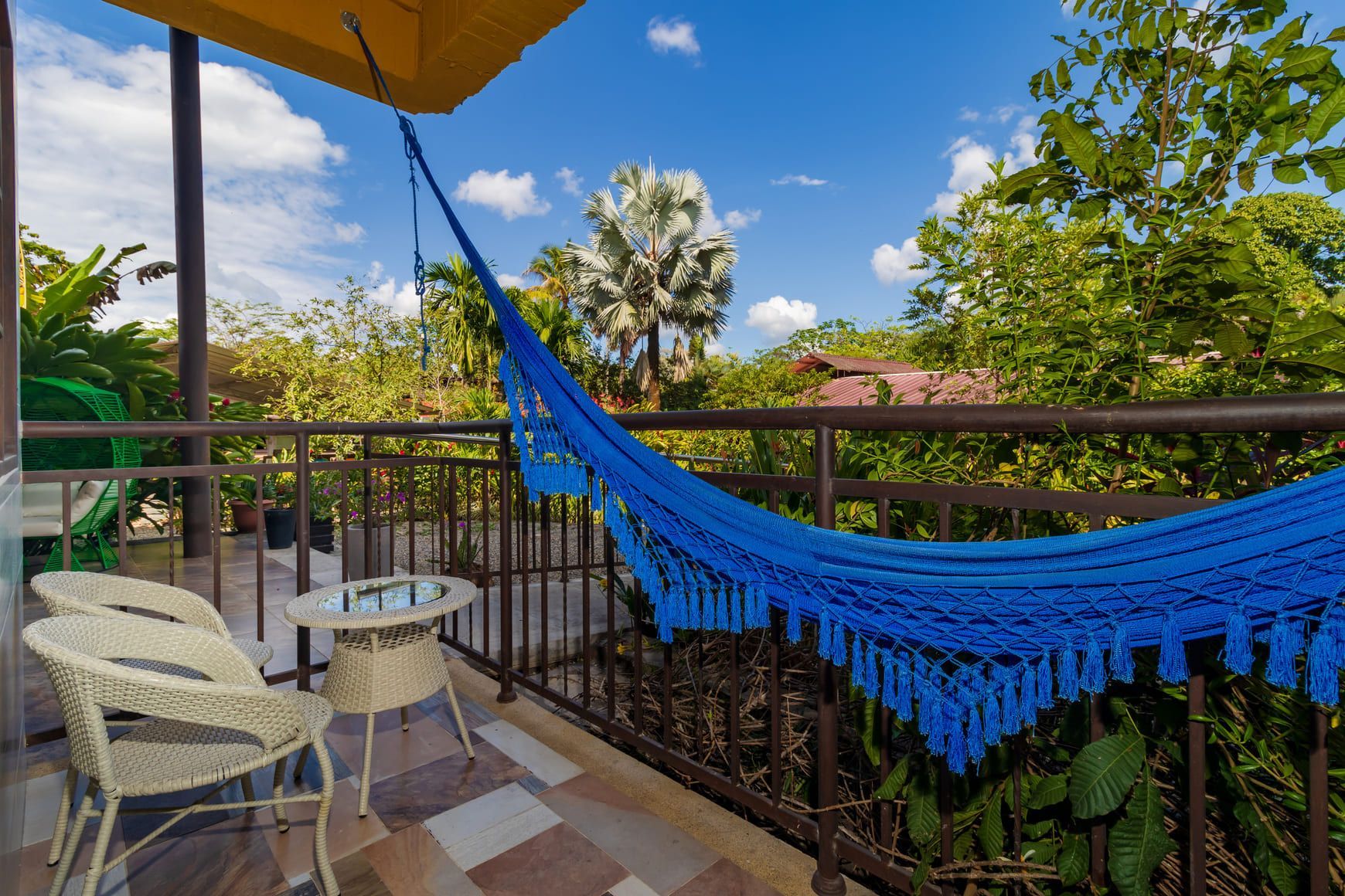Balcón con hamaca y vista natural en Villavicencio, experiencia de descanso en hoteles en Villavicencio