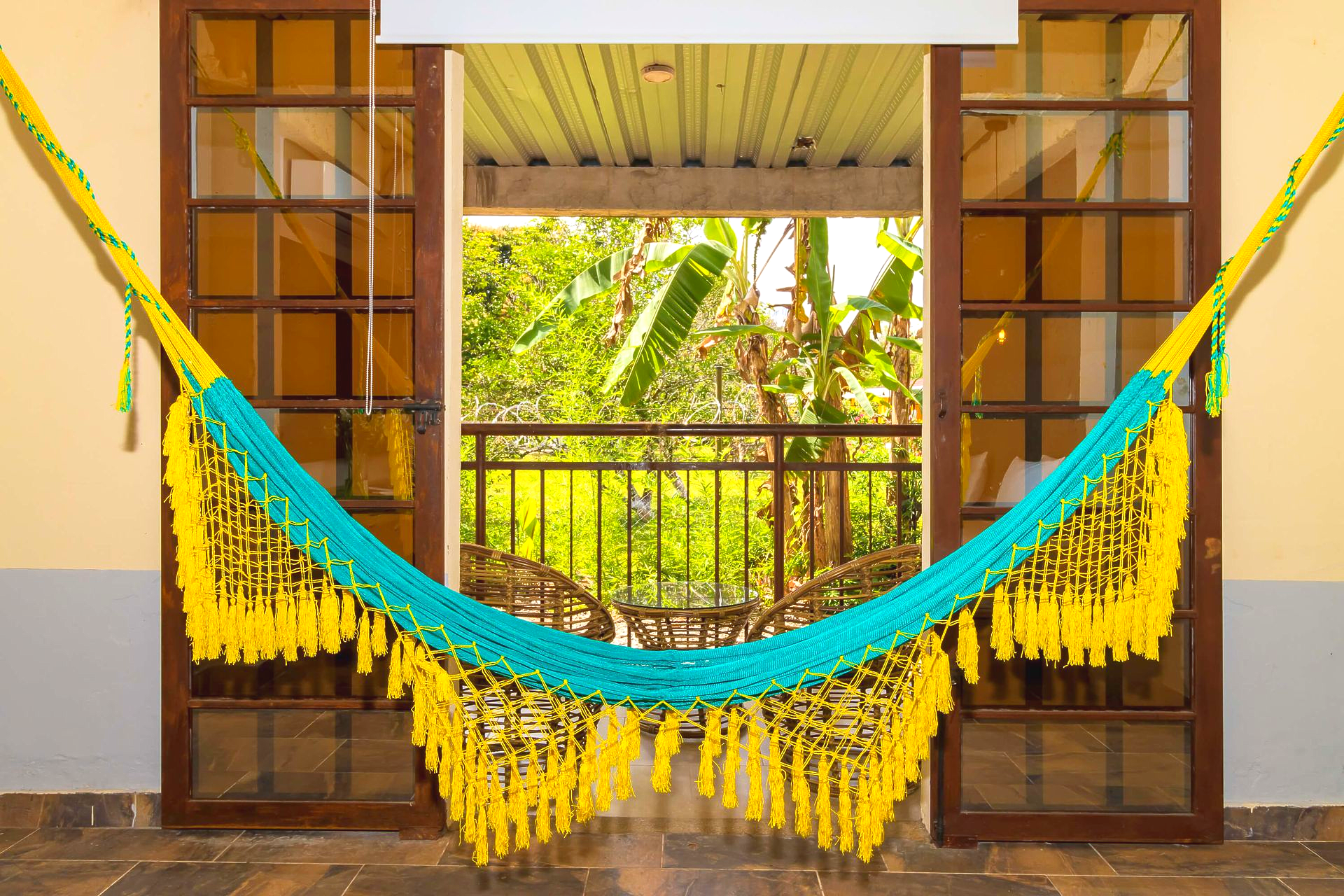 Hamaca en balcón rodeado de naturaleza, espacio ideal para descansar en el hotel en Villavicencio.