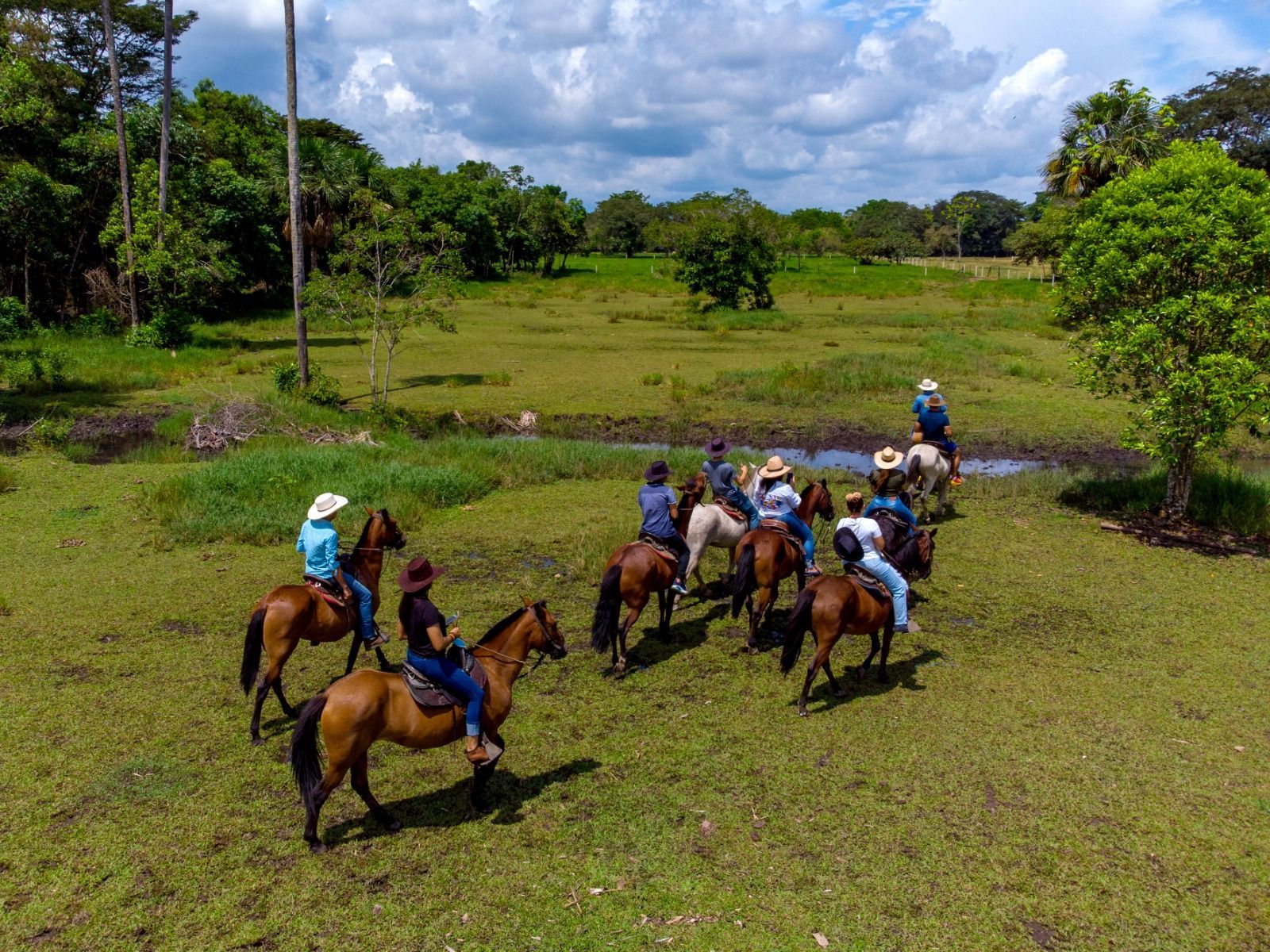 Cabalgata en los llanos una experiencia de turismo local Villavicencio para disfrutar un plan familiar y conectar con la naturaleza.