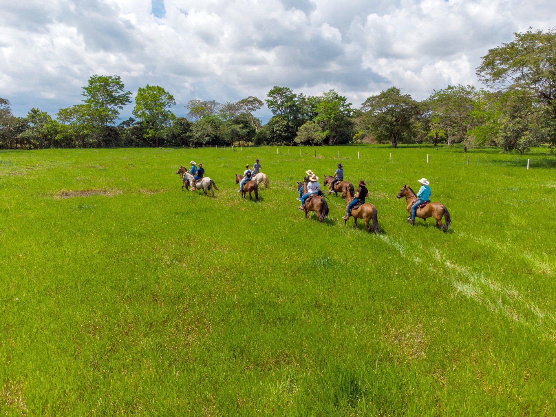 Cabalgatas y plan familiar Villavicencio para disfrutar con niños y adultos.
