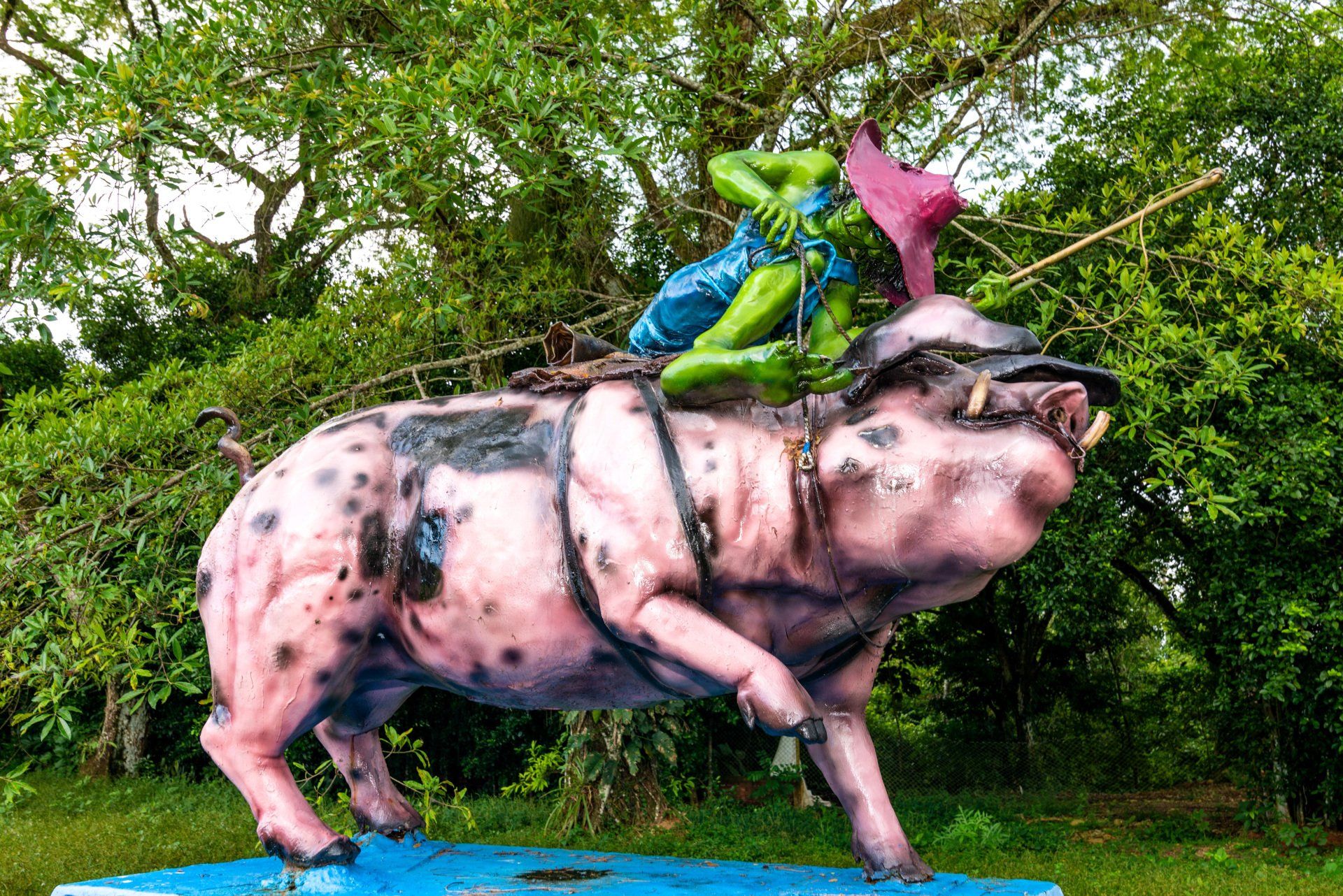 Escultura artística en entorno natural, parte de los lugares que visitar en Villavicencio para conocer su cultura y esencia llanera.