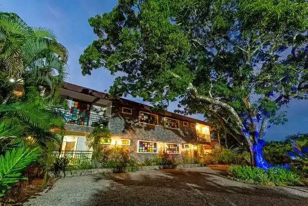 Fachada exterior con balcones de habitación en NQ Hotel Orinoquía Villavicencio, alojamiento romántico cerca de la naturaleza