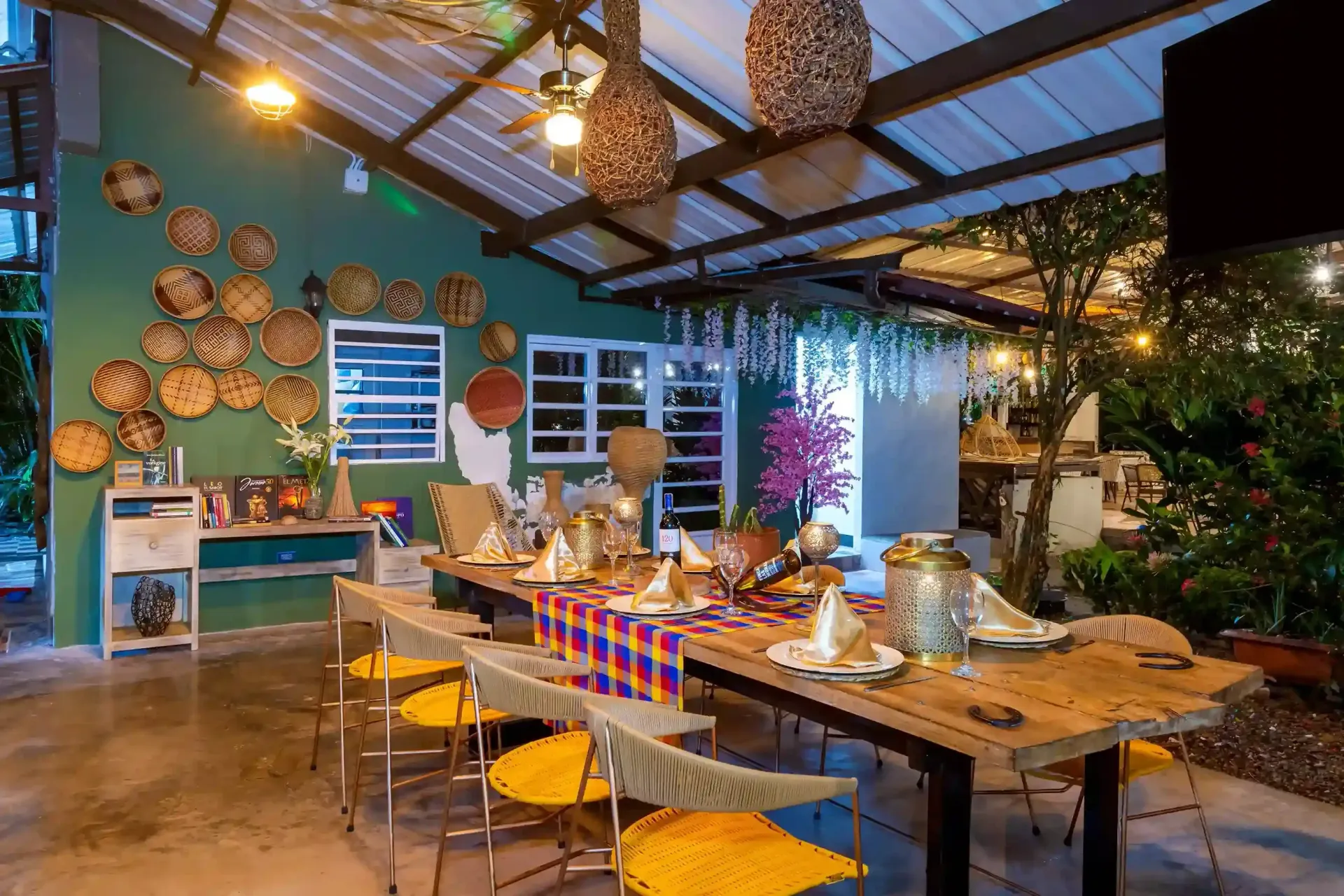 Restaurante interior con ambiente acogedor y diseño colorido en hotel con restaurante en Villavicencio
