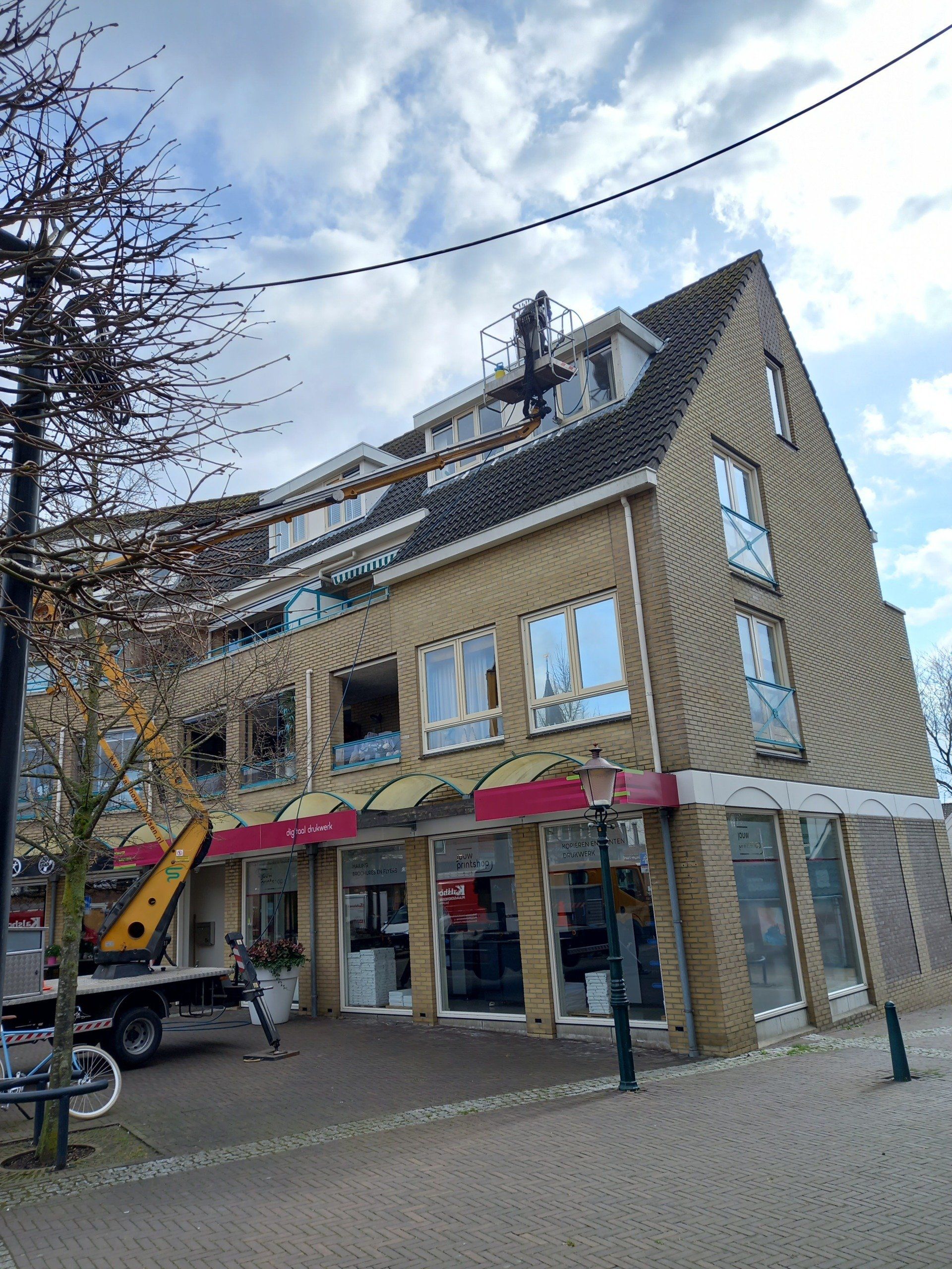 Een groot gebouw met een kraan aan de zijkant.