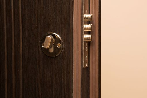 Primo piano della serratura di una porta di legno.