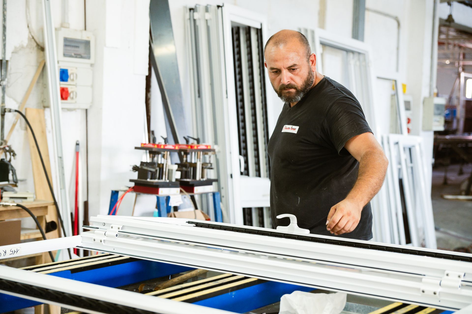 Un uomo sta lavorando a una macchina in una fabbrica.