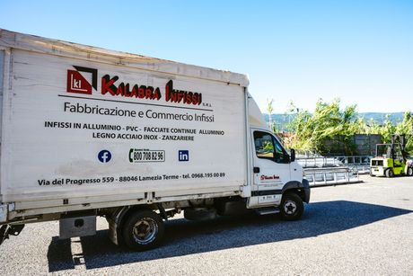 Un camion bianco è parcheggiato in un parcheggio e ha la parola Kalamas sul retro
