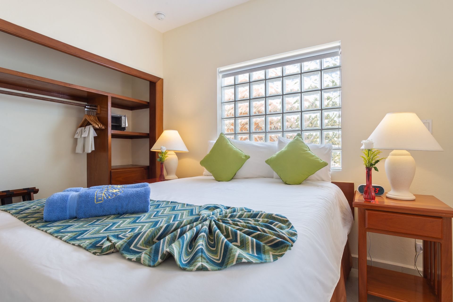 A bedroom with a king size bed and two lamps