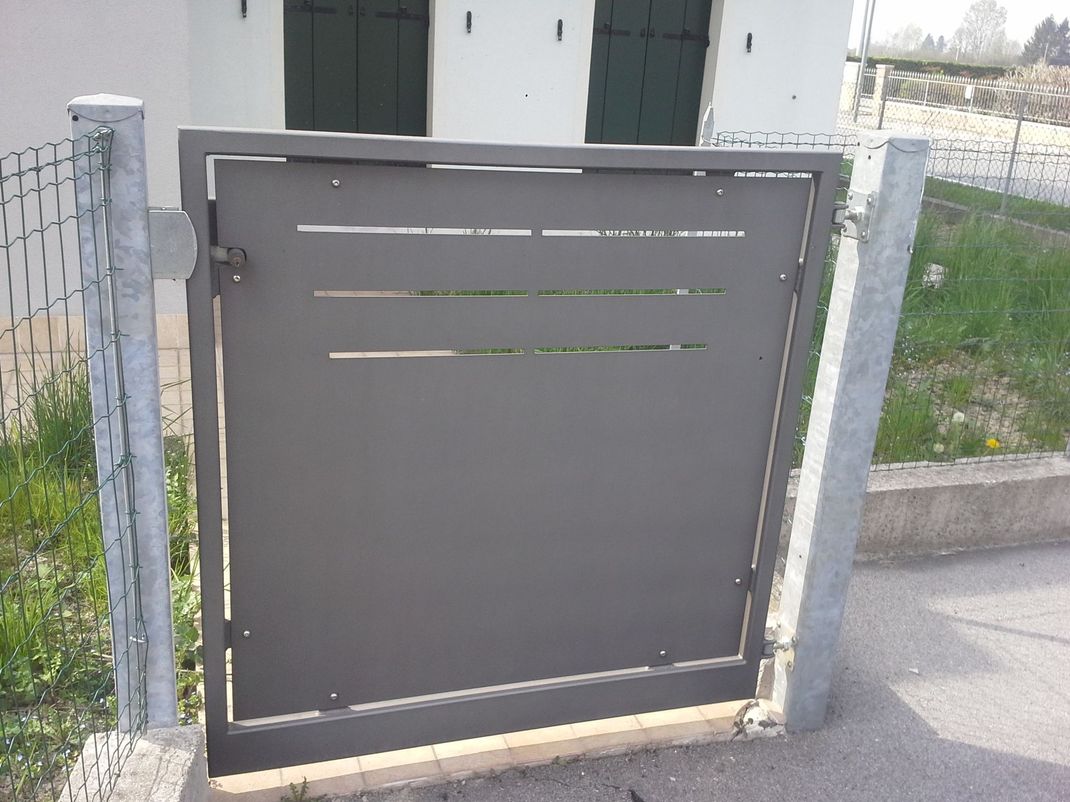 Porta doppia marrone con pannelli decorativi, ferramenta dorata.