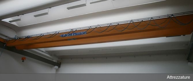 Binario arancione per l'apertura automatica della porta del garage con cavi montati a soffitto