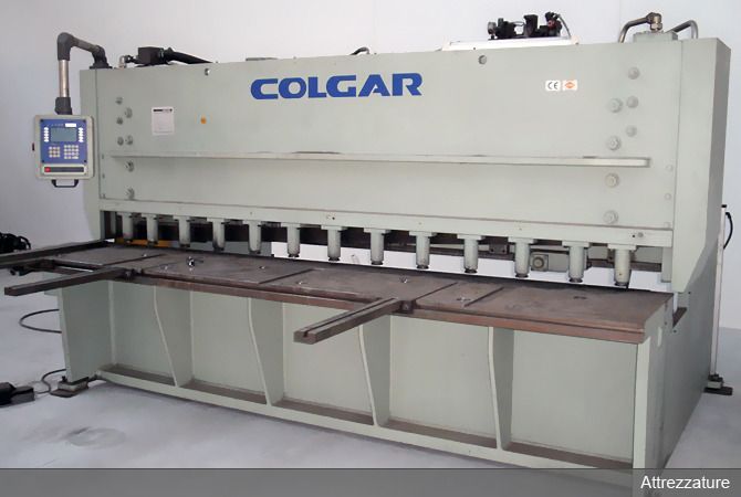 Grande cesoia a ghigliottina industriale Colgar con corpo bianco e logo blu in un'officina