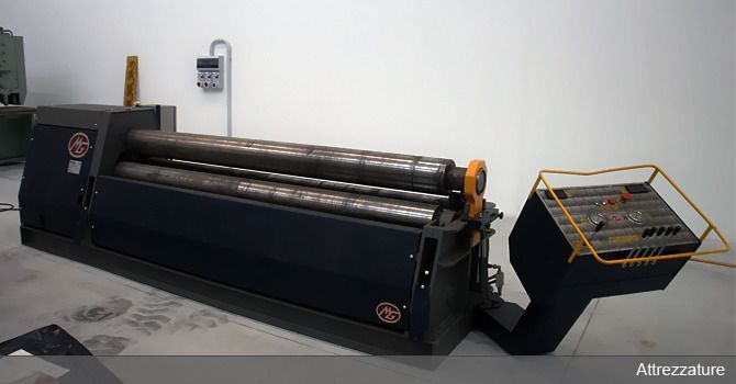 Plastificatrice industriale di grandi dimensioni con pannello di controllo e vassoio di uscita, installata in un locale simile a un'officina.