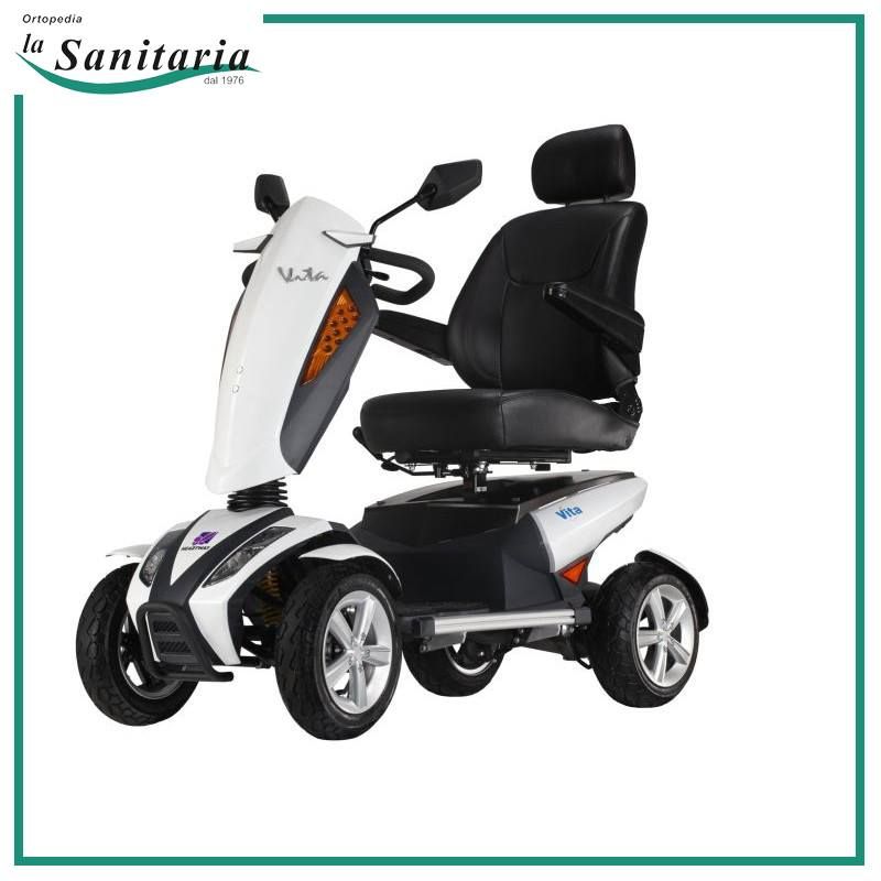 Uno scooter elettrico bianco e nero su uno sfondo bianco.