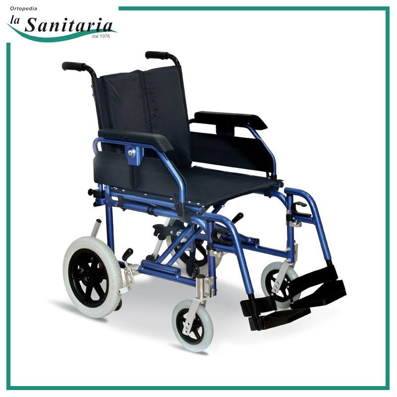 Una sedia a rotelle blu con il sedile nero e le ruote bianche