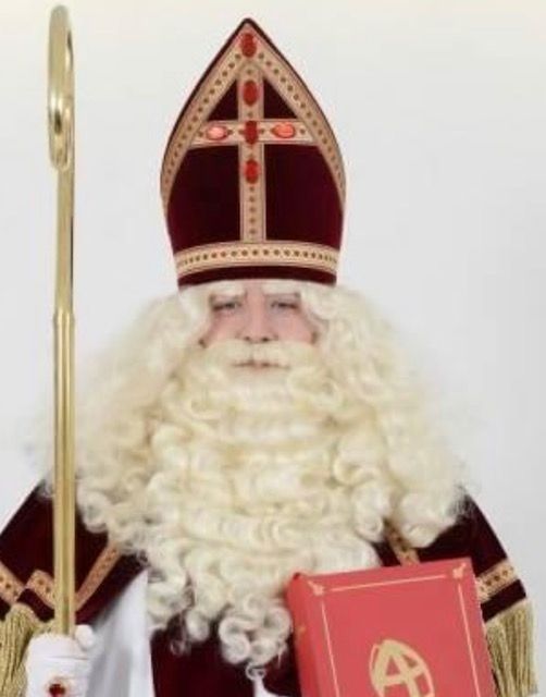 Sint Nicolaas in rood-gouden gewaad, met een staf en een rood boek.
