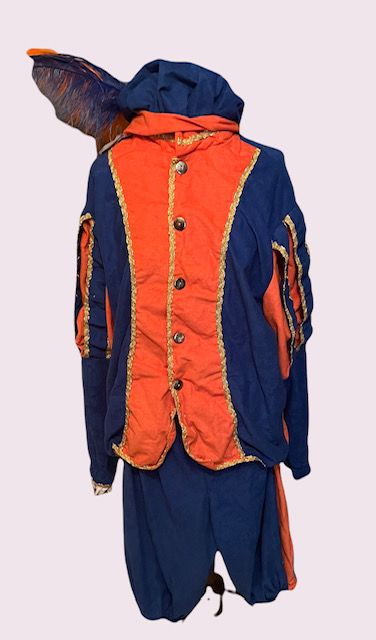 Oranje en marineblauwe jas met capuchon en bijpassende broek, afgebeeld op een effen achtergrond.