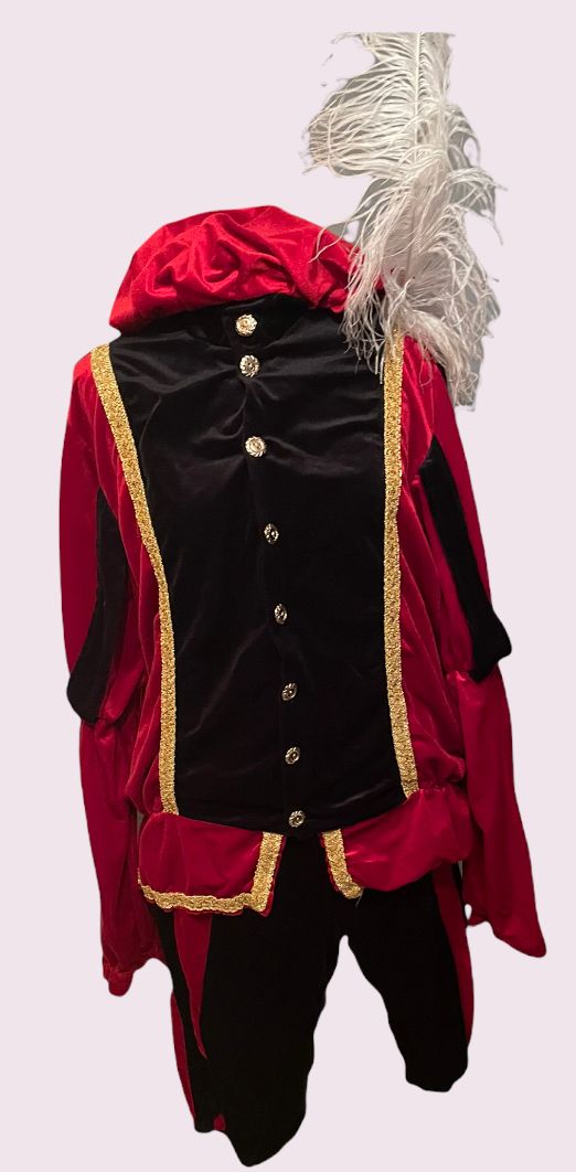 Rood-zwart, rijk versierd kostuum met gouden biezen en een witte gevederde hoofdtooi op een effen achtergrond.