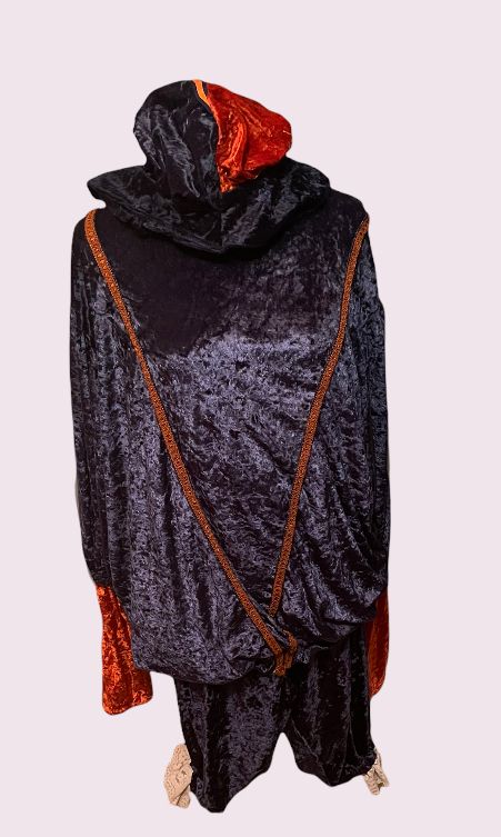 Zwarte cape met capuchon, rood-oranje voering en afwerking, vooraanzicht op een effen achtergrond.