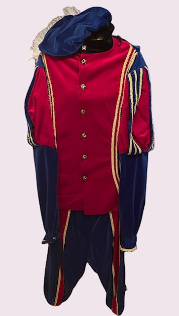 Rood en marineblauw ceremonieel kostuum met gouden versiering en een blauwe hoed met veren op een witte achtergrond.