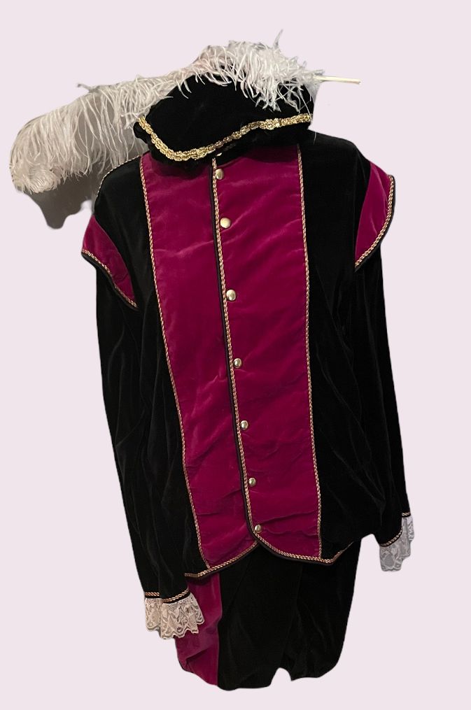 Historisch kostuum van zwart en magenta fluweel met kanten kraag en manchetten, gepresenteerd op een paspop.