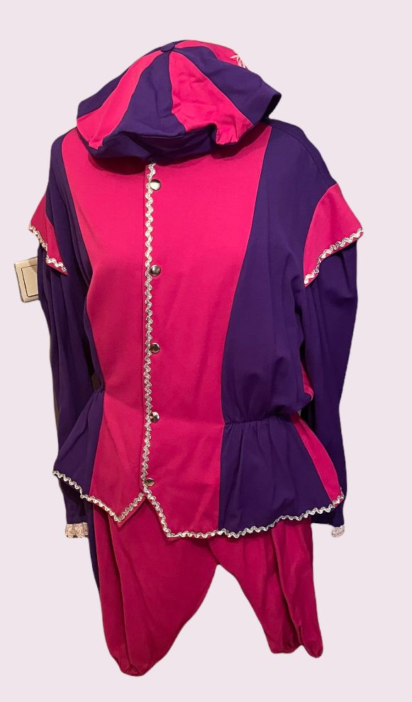 Magenta en marineblauwe jas met capuchon en ritssluiting, met bijpassende broek, tentoongesteld op een paspop.