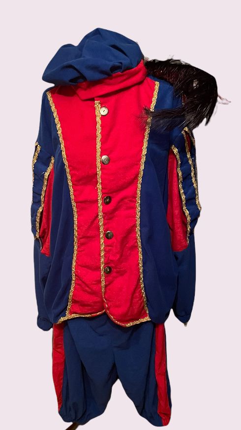 Een rood en blauw decoratief kostuumjasje en -broek met gouden bies op een paspop.