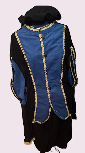 Blauw en zwart middeleeuws kostuum met capuchon en gouden versiering, afgebeeld tegen een effen achtergrond.