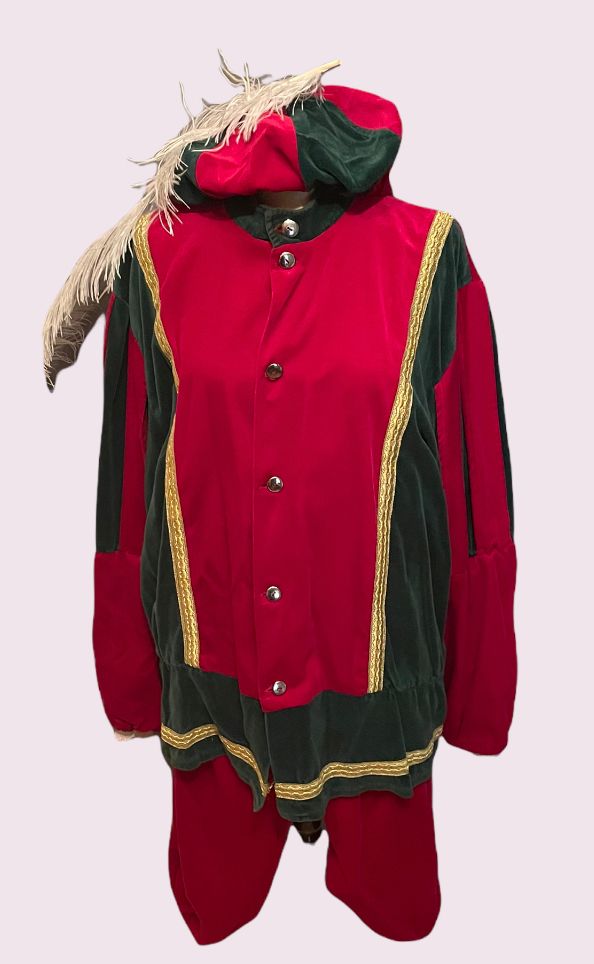 Rood-groen elfenkostuum met gouden versiering, puntige capuchon en zwarte handschoenen op een witte achtergrond