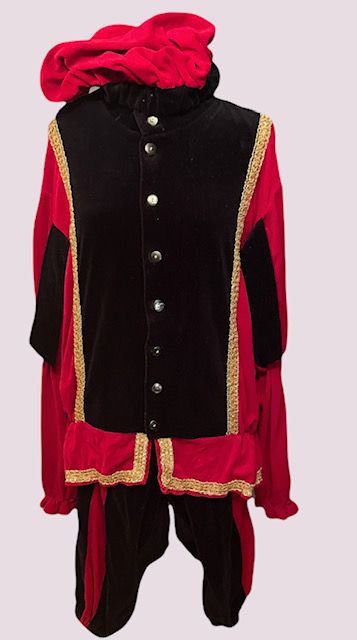 Rood en zwart kostuum in renaissancestijl met gouden versiering en een rode hoed, van voren gezien.