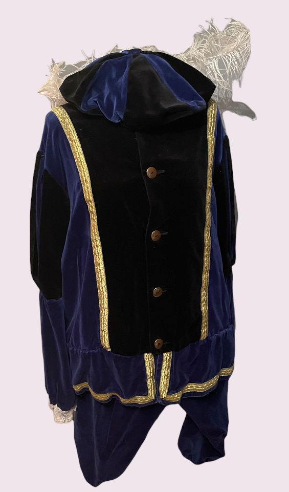 Een sierlijk blauw en goudkleurig fluwelen kostuum met kwastjes, afgebeeld tegen een effen achtergrond.