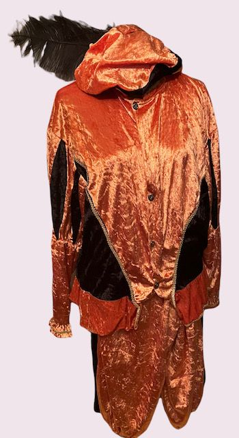 Oranje fluwelen kostuum met capuchon, zwarte vleugelachtige accenten en bijpassende broek op een effen achtergrond.