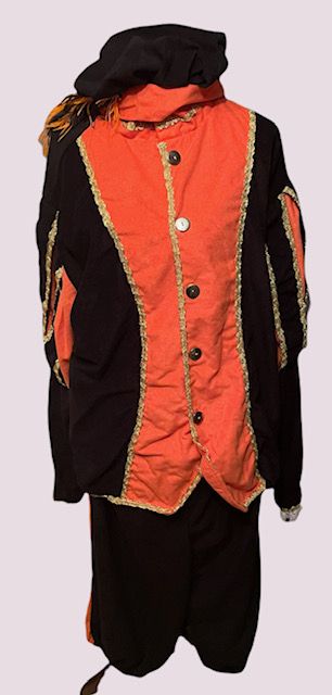 Zwart-oranje kostuum met gouden knopen en een capuchon op een effen achtergrond.