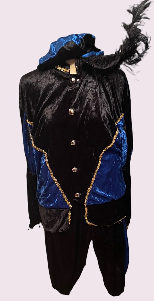 Zwart-blauw paillettenkostuum met gouden knopen, hoge kraag en gevederde hoed op een paspop