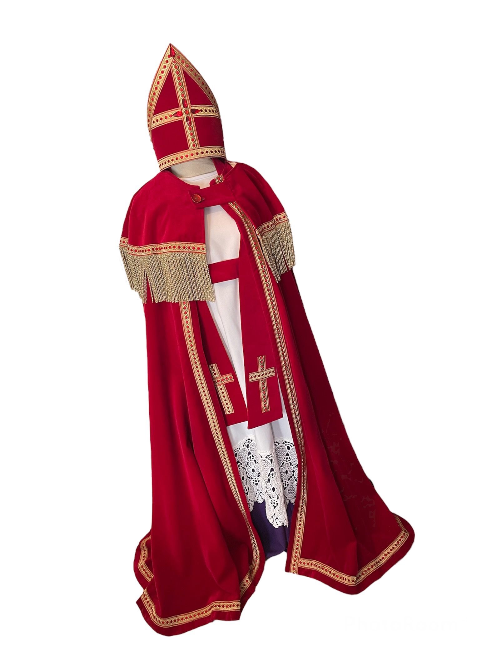 Een in het rood geklede Sint-Nicolaasfiguur met bisschopsmijter en gouden versiering, die een staf en een boek vasthoudt.