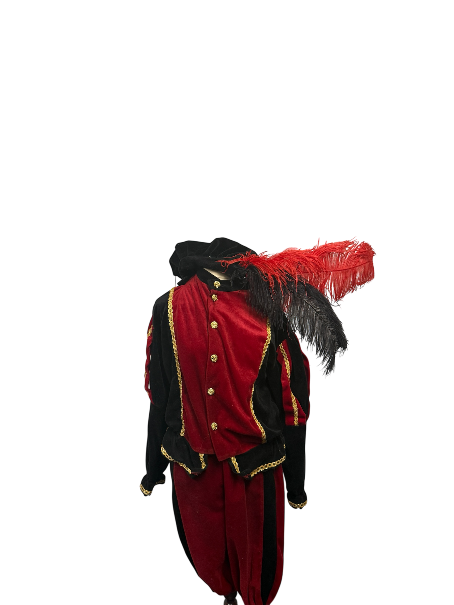 Persoon in een rood-zwart kostuum in renaissancestijl met een rode hoed met veren.