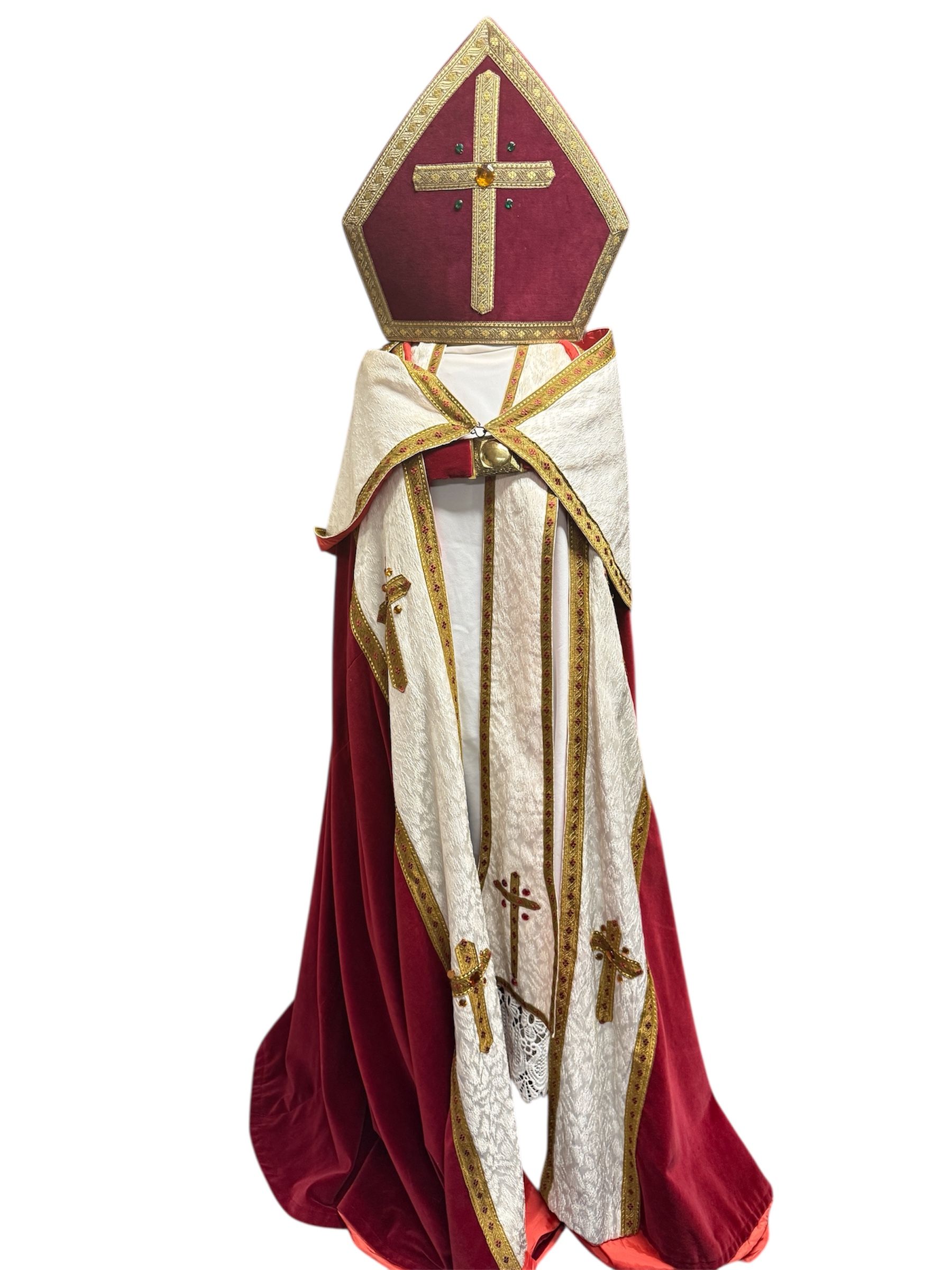 Rood-gouden bisschoppelijk gewaad met bijpassende mijter en kruis op een witte achtergrond.