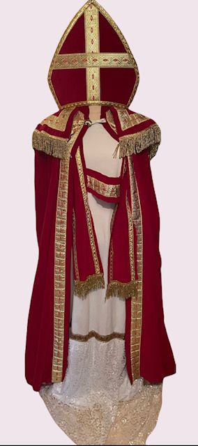 Rood en goudkleurig versierd liturgisch gewaad met een puntige mijter en een wit gewaad op een displaystandaard.