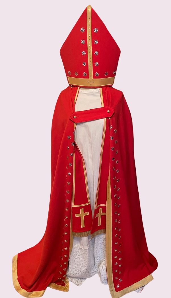 Rode bisschoppelijke toga met gouden bies en bijpassende mijter op een witte achtergrond.