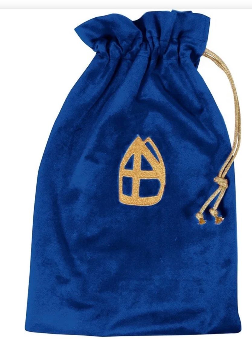 Blauw fluwelen etui met trekkoord en goudgeborduurd embleem.