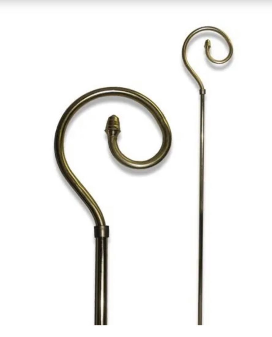 Twee decoratieve metalen herdersstaven met gekrulde uiteinden, een messingkleurig en een zilverkleurig exemplaar.