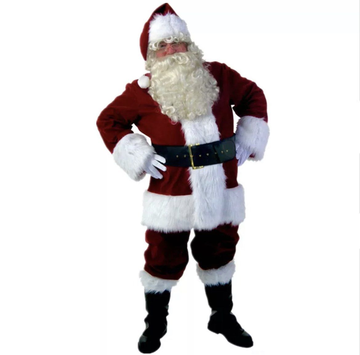 De Kerstman in een rood pak met witte biezen, zwarte laarzen en een zwarte riem, staand op een witte achtergrond.