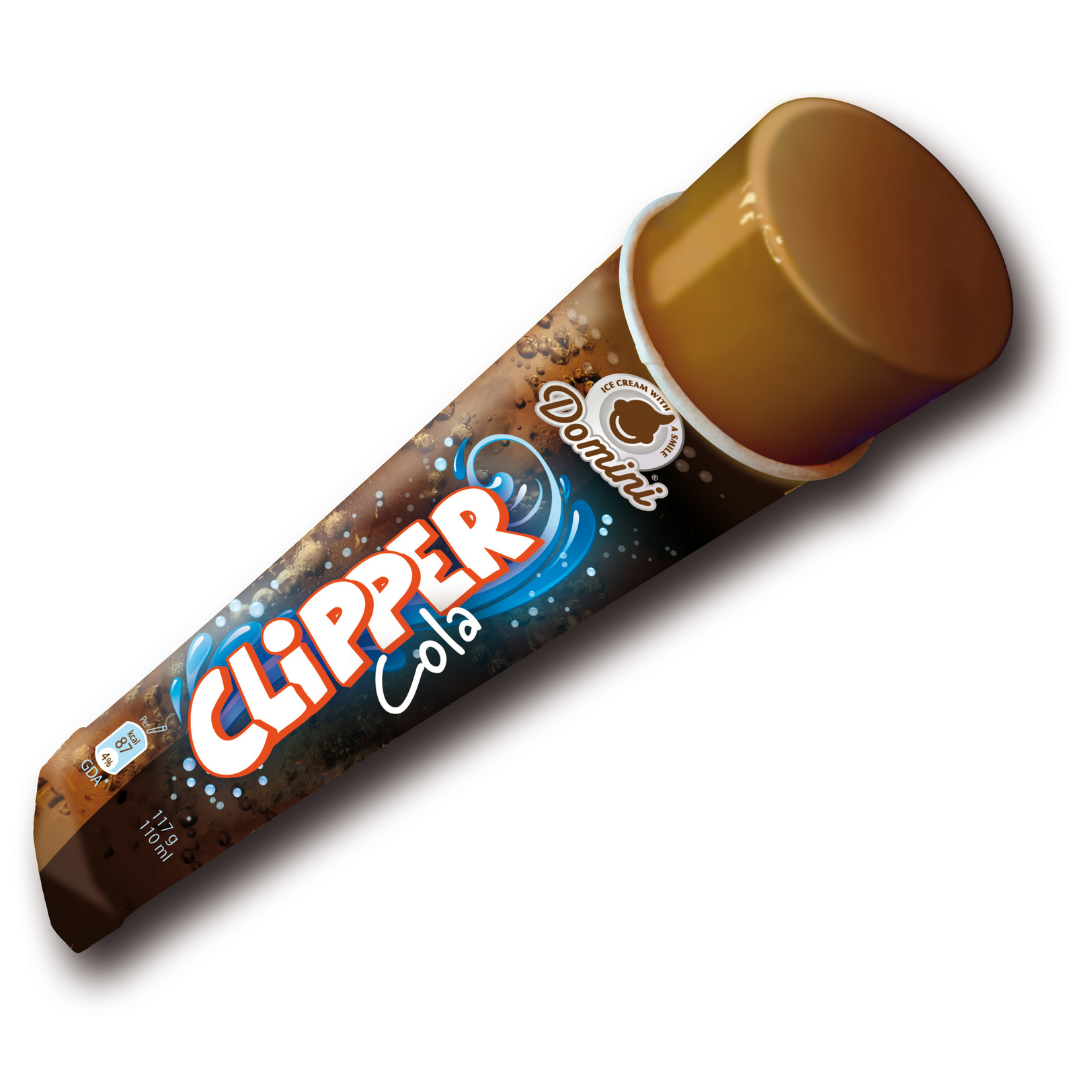 Een bruine Clipper Cola-stick op een witte achtergrond, schuin gefotografeerd.
