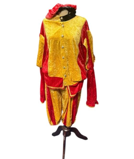 Rood en geel kostuum in renaissancestijl op een paspop.